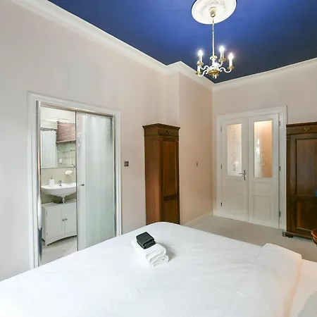 Apartment Deluxe In Old Town, Charles Bridge 3 Min, Private Garden, Breakfast