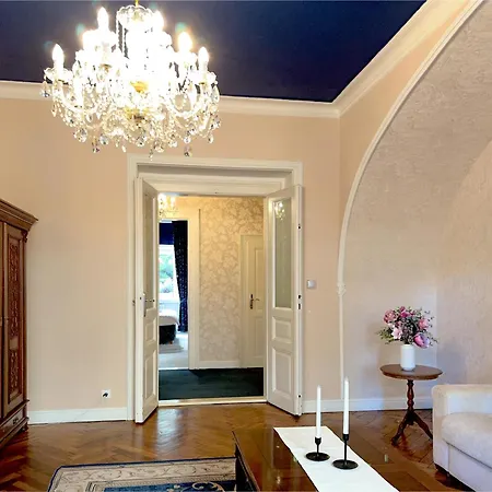 Deluxe In Old Town, Charles Bridge 3 Min, Private Garden, Breakfast Praga