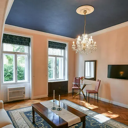 Deluxe In Old Town, Charles Bridge 3 Min, Private Garden, Breakfast Apartment