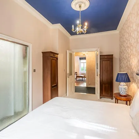 Romantic Garden Near Charles Bridge, Breakfast, Parking, 4-year Host * براغ