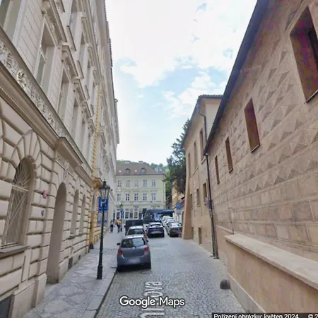 Romantic Garden Near Charles Bridge, Breakfast, Parking, 4-year Host شقة