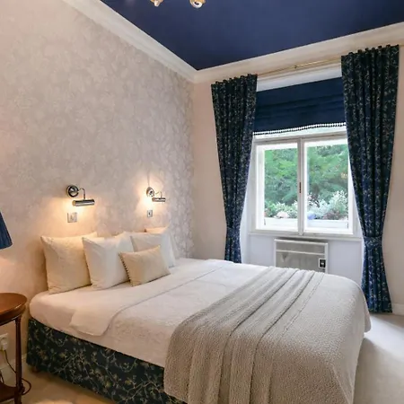 Romantic Garden Near Charles Bridge, Breakfast, Parking, 4-year Host *