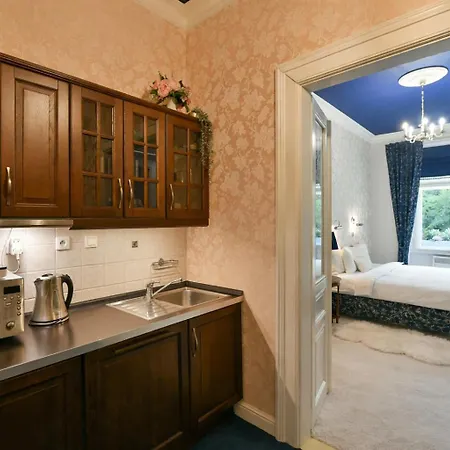 Romantic Garden Near Charles Bridge, Breakfast, Parking, 4-year Host * براغ