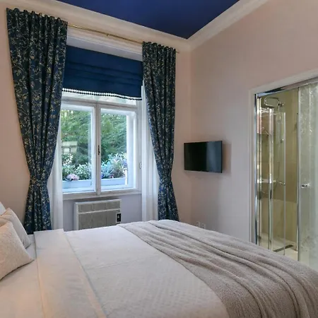 Romantic Garden Near Charles Bridge, Breakfast, Parking, 4-year Host براغ